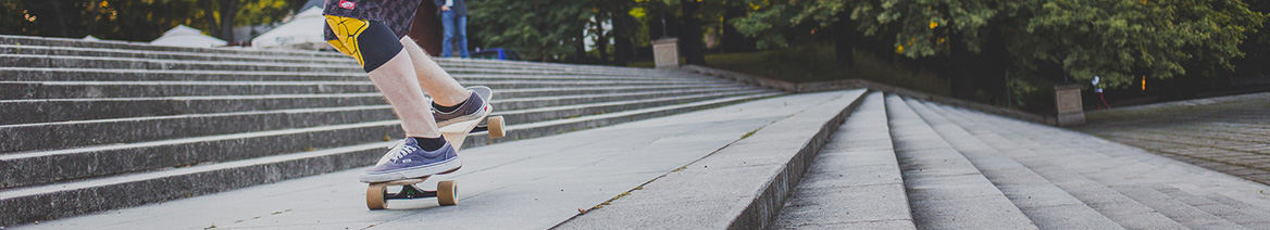 Człowiek jadący na longboardzie