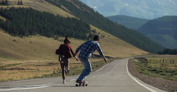 Longboard nie tylko do miasta. Jakie deski sprawdzą się na bezdrożach?