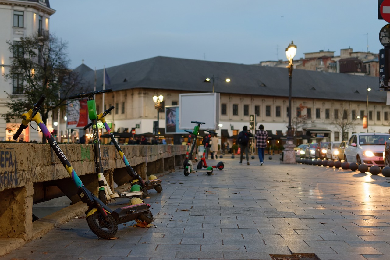 Hulajnogi z dużymi kołami – dlaczego są idealne do jazdy po mieście?