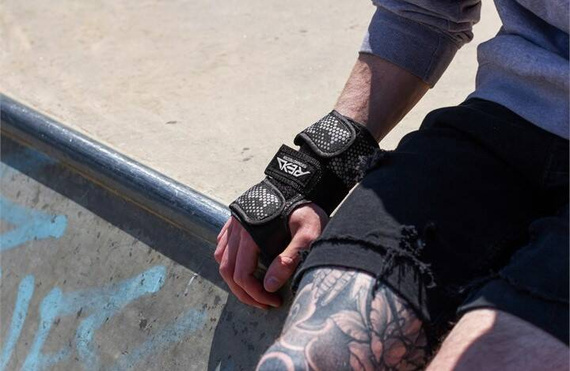 Ochraniacze na nadgarstki REKD Wrist Guards Czarno-Szary M