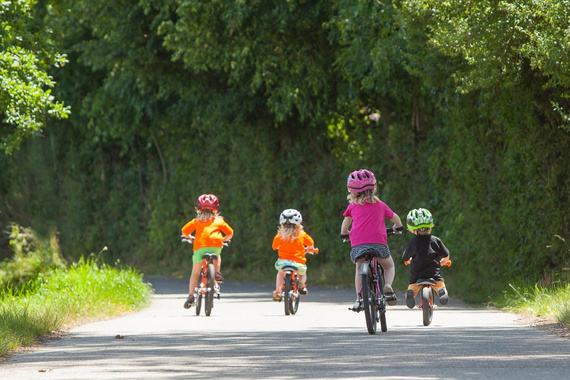 Lekki rowerek biegowy dla dzieci KUbikes 12 Różowy