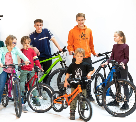 Lekki rower dla dzieci KUbikes 24S DISC Czarno-Niebieski