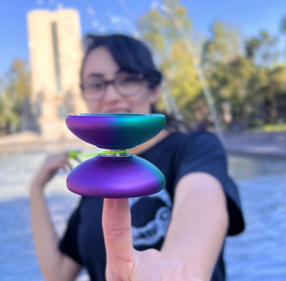 Yoyo dla zaawansowanych YoYoFactory Axolotl Metal Zielono-Fioletowy Splash 