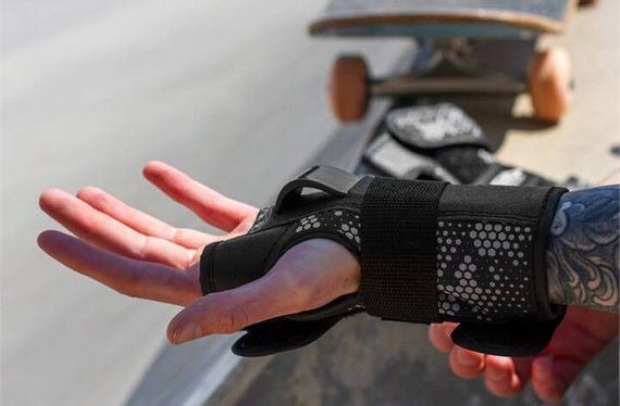 Ochraniacze na nadgarstki REKD Wrist Guards Czarno-Szary M