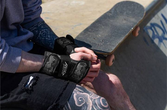 Ochraniacze na nadgarstki REKD Wrist Guards Czarno-Szary M
