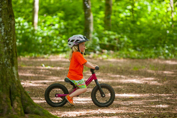 Lekki rowerek biegowy dla dzieci KUbikes 12 Różowy