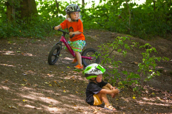 Lekki rowerek biegowy dla dzieci KUbikes 12 Różowy