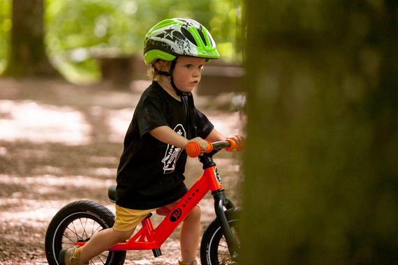 Lekki rowerek biegowy dla dzieci KUbikes 12 Różowy