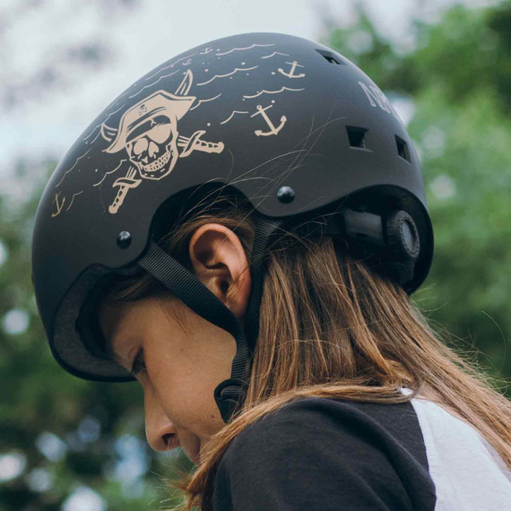 Kask Na Deskorolkę Hulajnogę NKX Brain Saver Czarno-Złoty Pirate