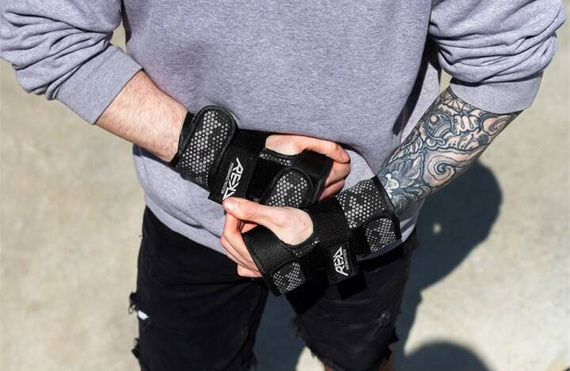 Ochraniacze na nadgarstki REKD Wrist Guards Czarno-Szary M