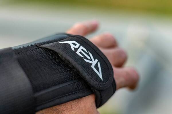 Ochraniacze na nadgarstki REKD Pro Wrist Guards L Czarne